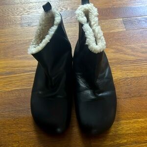 Black leather boots with shearling. Used once